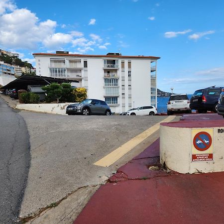 Les Pieds Dans L'Eau, La Tete Dans Les Nuages, Roses Apartman Kültér fotó